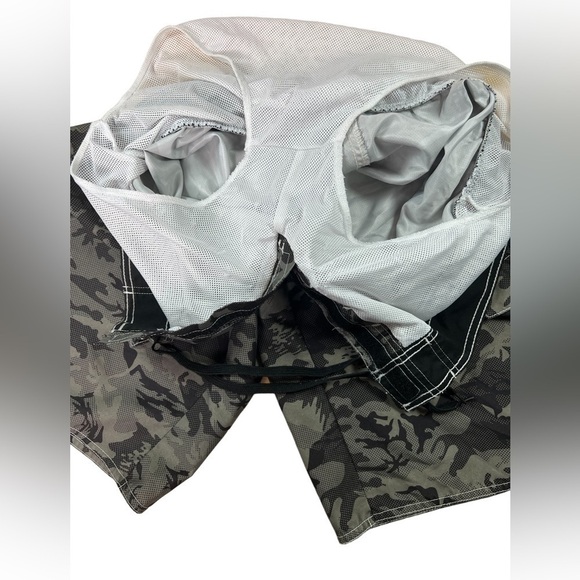 CAMO Swimming Trunks for Men by Hang Ten in size Large - Picture 8 of 10